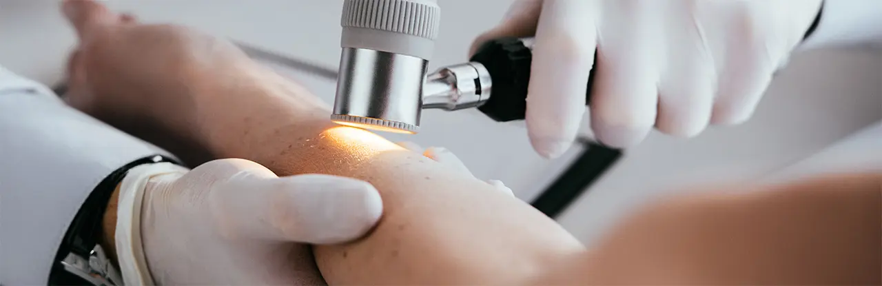 Hautarzt bei Hautuntersuchung