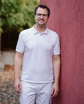 Dr. Philipp Jansen vor seiner Hautarztpraxis in Gescher